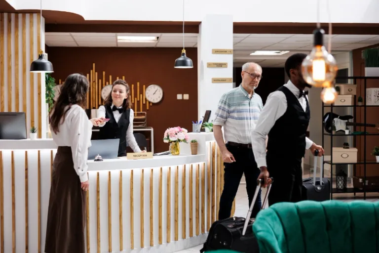 Huéspedes en la recepción de un hotel